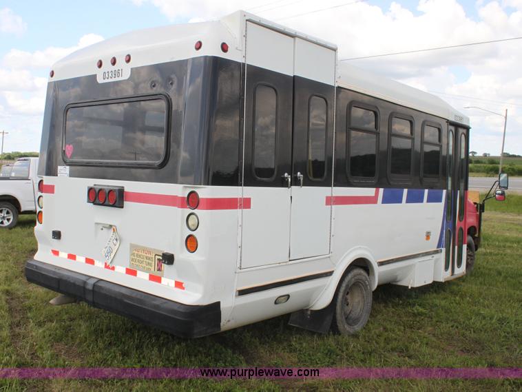 image for item I7398 2003 Ford 801 bus