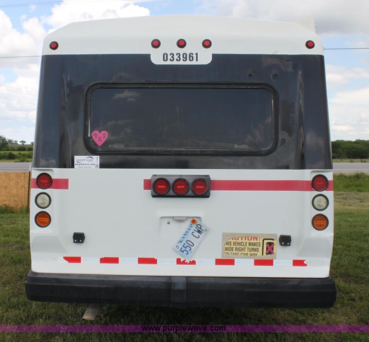 image for item I7398 2003 Ford 801 bus
