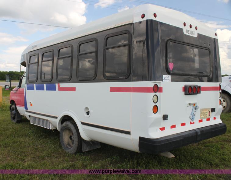 image for item I7398 2003 Ford 801 bus