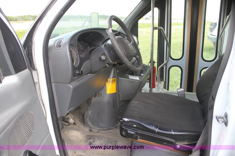 image for item I7398 2003 Ford 801 bus