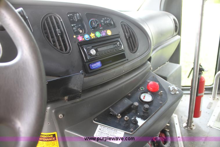 image for item I7398 2003 Ford 801 bus