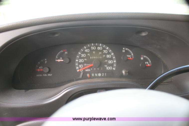 image for item I7398 2003 Ford 801 bus