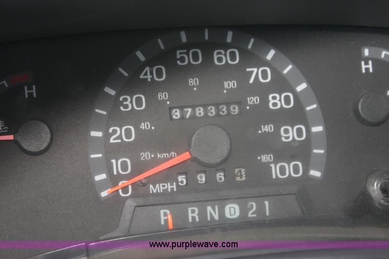 image for item I7398 2003 Ford 801 bus