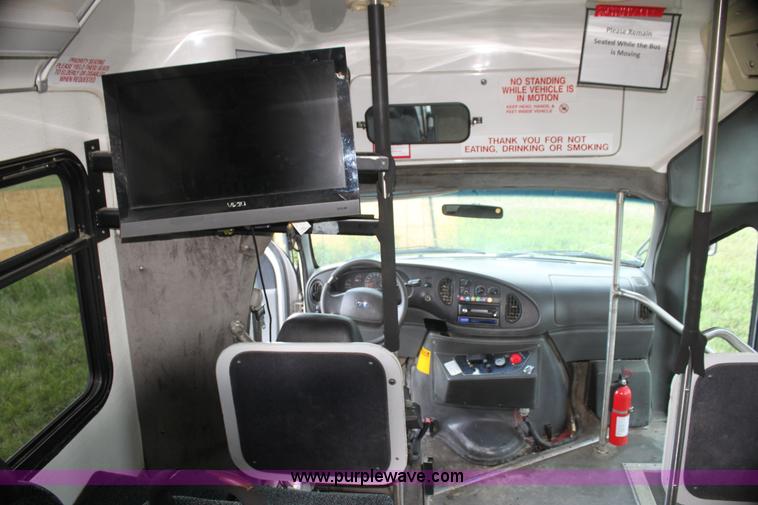 image for item I7398 2003 Ford 801 bus