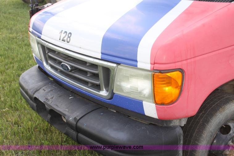 image for item I7398 2003 Ford 801 bus