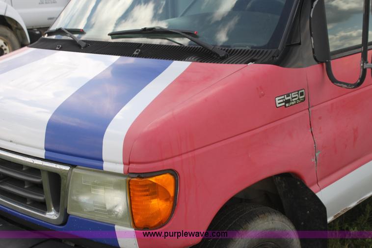 image for item I7398 2003 Ford 801 bus