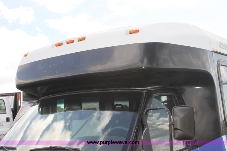 image for item I7398 2003 Ford 801 bus