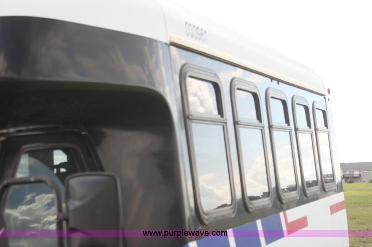 image for item I7398 2003 Ford 801 bus