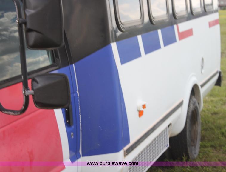 image for item I7398 2003 Ford 801 bus