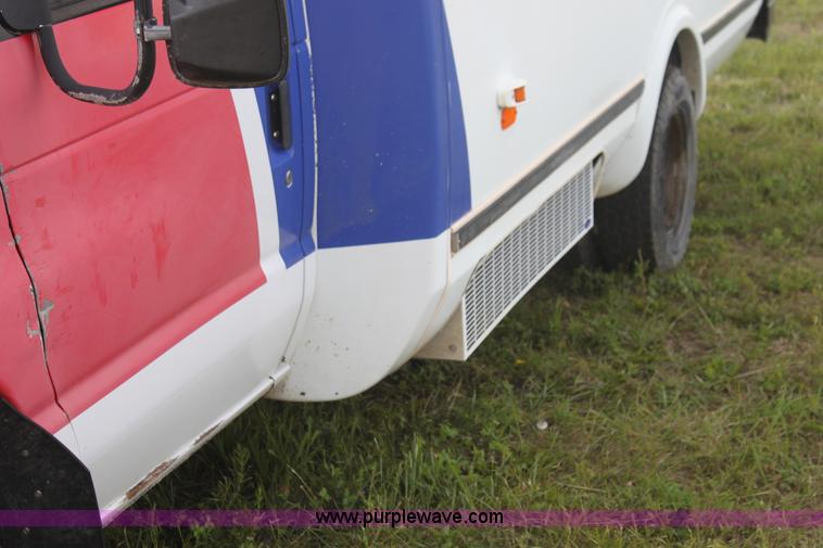 image for item I7398 2003 Ford 801 bus