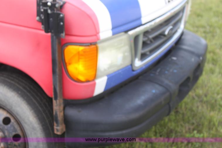 image for item I7398 2003 Ford 801 bus