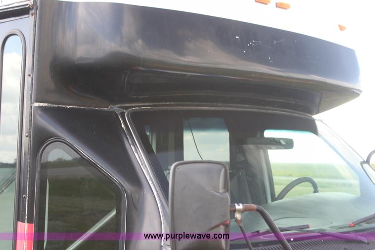 image for item I7398 2003 Ford 801 bus