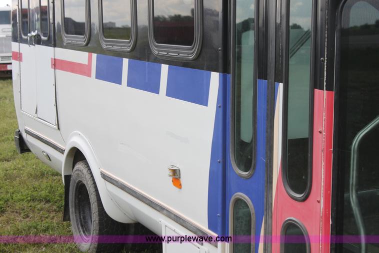 image for item I7398 2003 Ford 801 bus