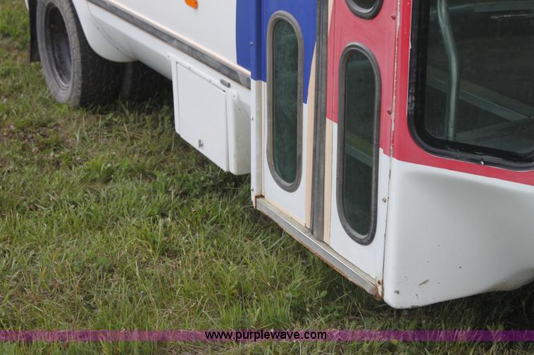 image for item I7398 2003 Ford 801 bus