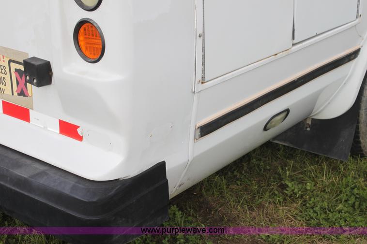 image for item I7398 2003 Ford 801 bus