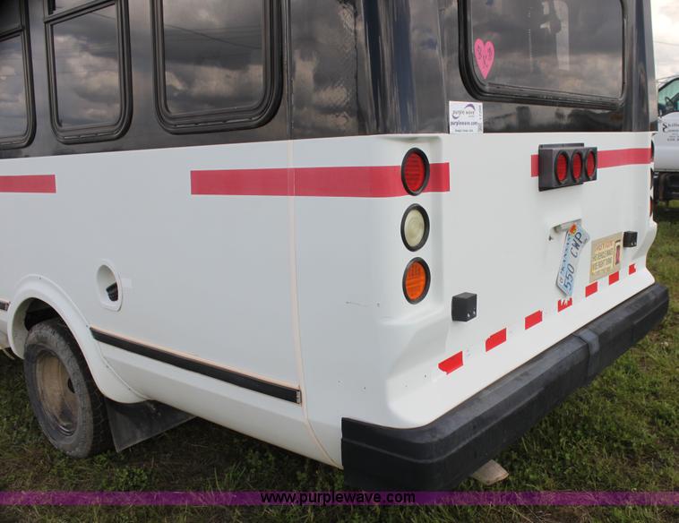 image for item I7398 2003 Ford 801 bus