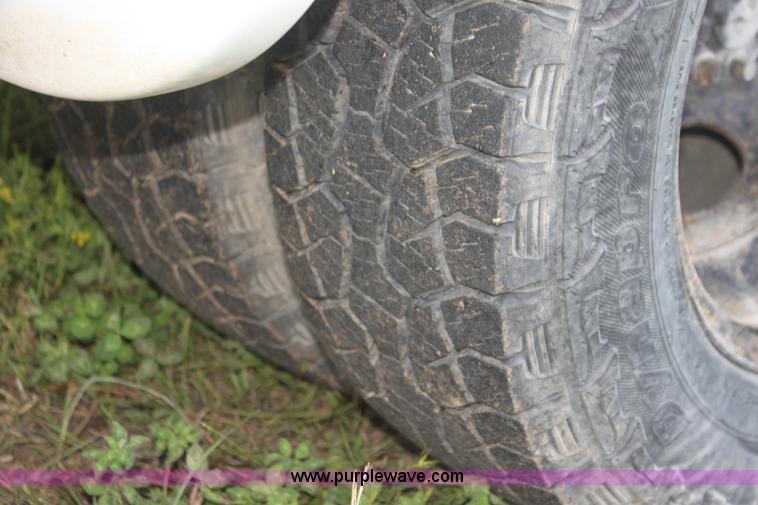 image for item I7398 2003 Ford 801 bus