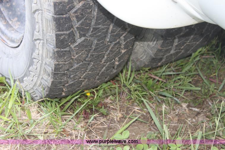 image for item I7398 2003 Ford 801 bus