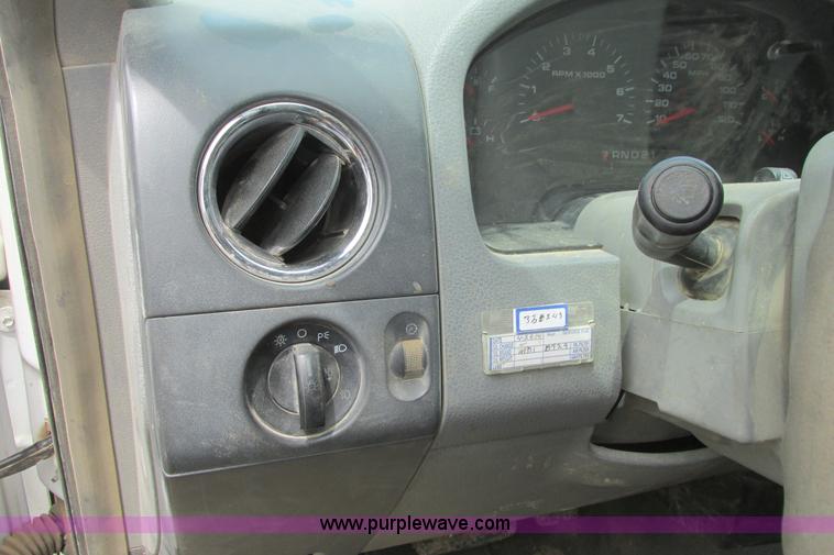 image for item I9610 2004 Ford F150 XLT SuperCrew pickup truck