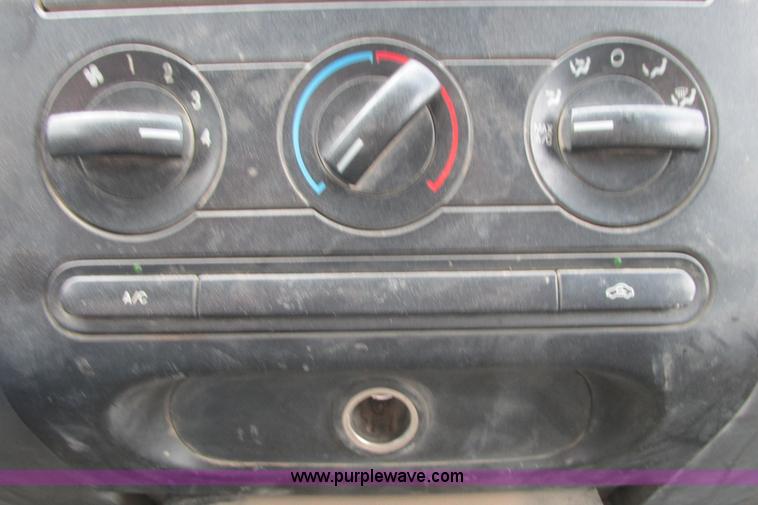 image for item I9610 2004 Ford F150 XLT SuperCrew pickup truck