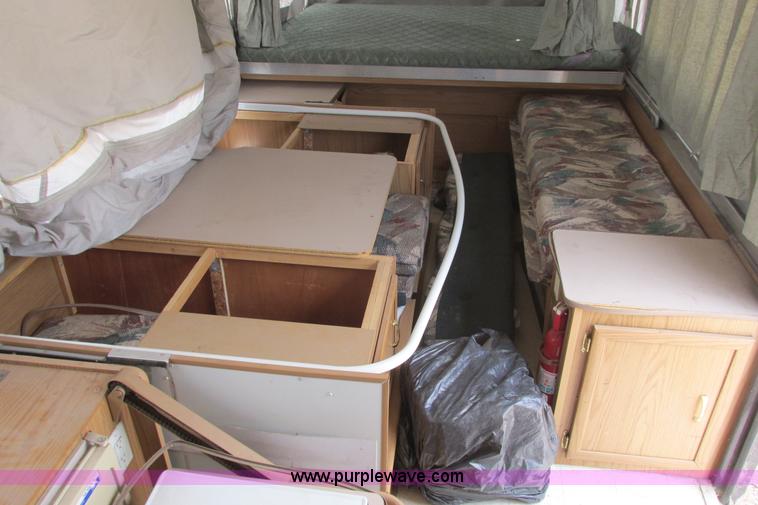 image for item I9611 2000 Coleman pop up camper