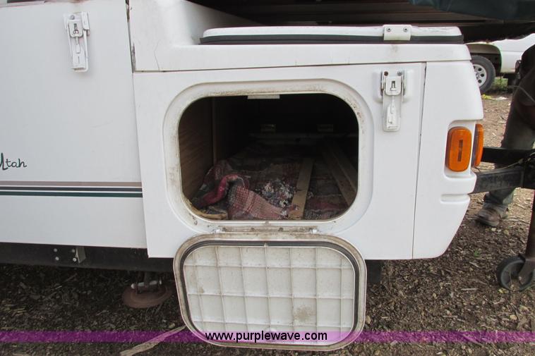 image for item I9611 2000 Coleman pop up camper