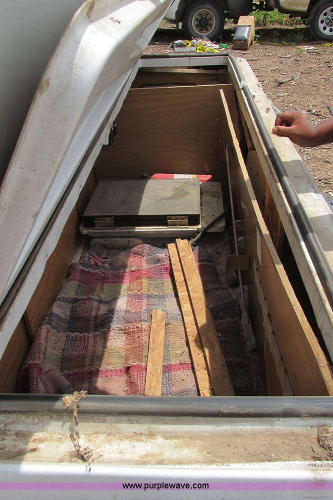 image for item I9611 2000 Coleman pop up camper