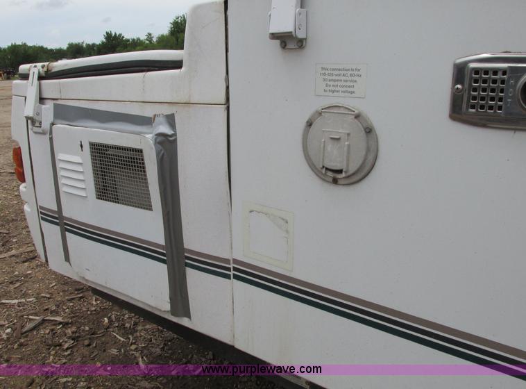 image for item I9611 2000 Coleman pop up camper