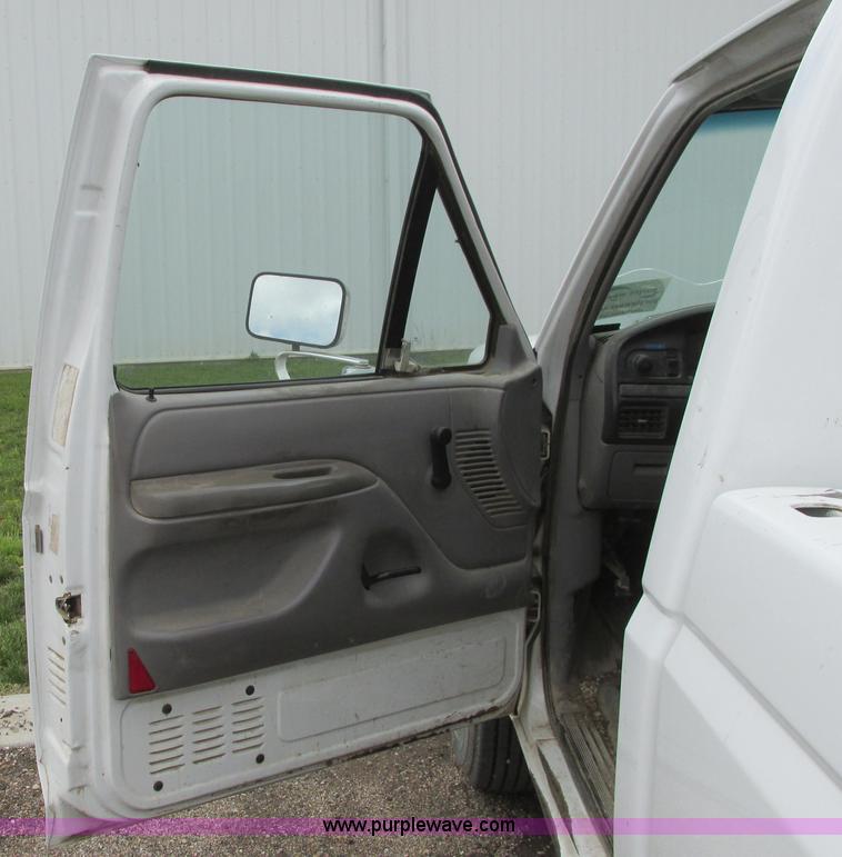 image for item I9624 1996 Ford F250 XL pickup truck