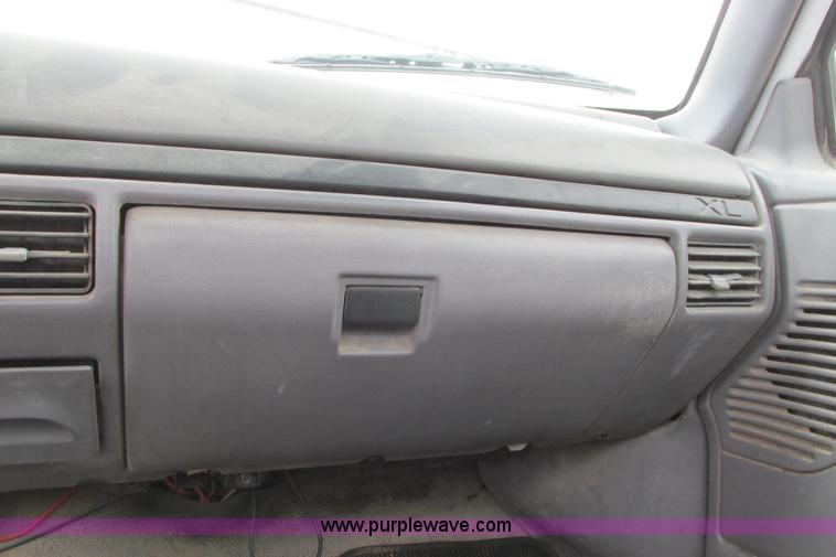 image for item I9624 1996 Ford F250 XL pickup truck