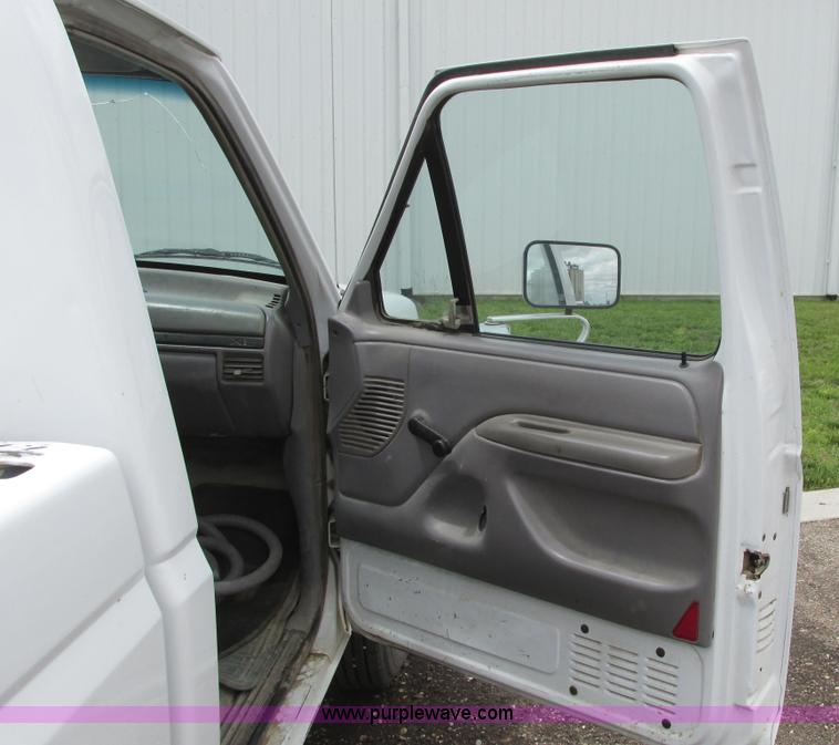 image for item I9624 1996 Ford F250 XL pickup truck