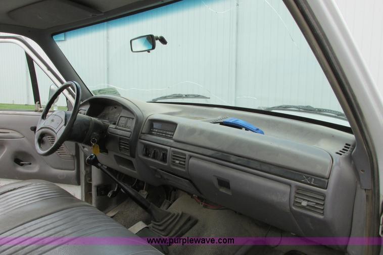 image for item I9624 1996 Ford F250 XL pickup truck