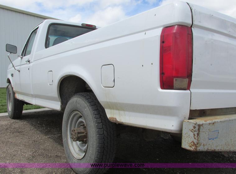 image for item I9624 1996 Ford F250 XL pickup truck