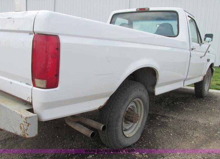 image for item I9624 1996 Ford F250 XL pickup truck