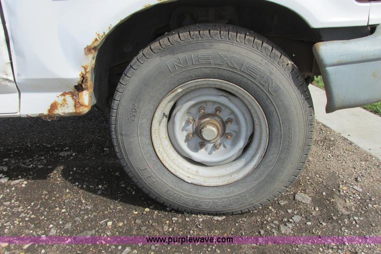 image for item I9624 1996 Ford F250 XL pickup truck