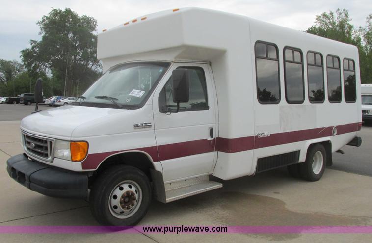 image for item I9649 2006 Ford 801 shuttle bus