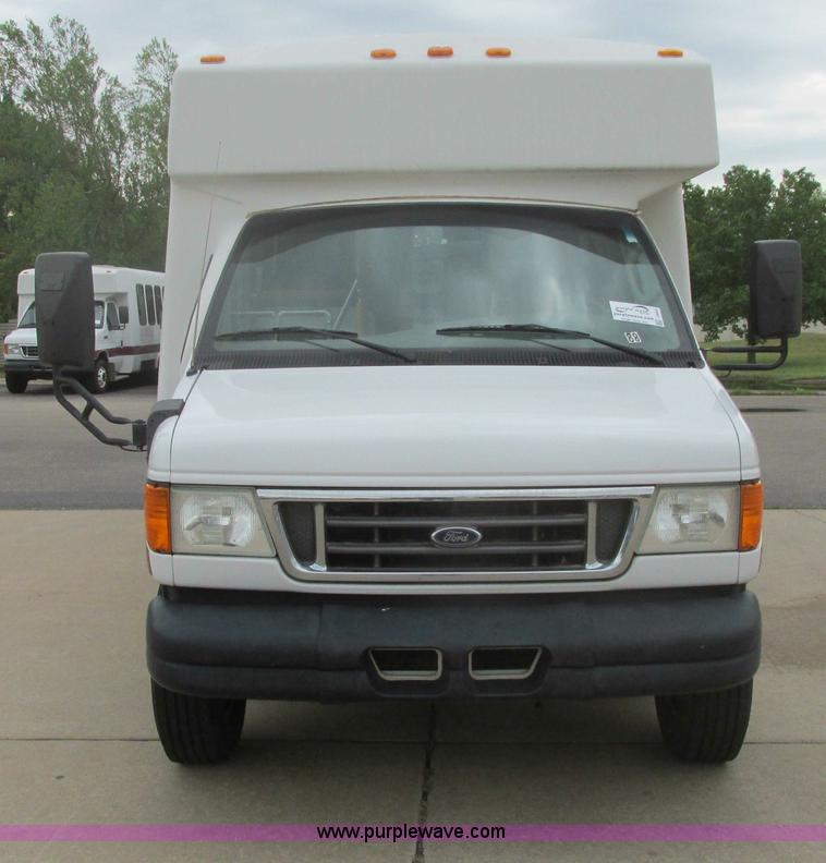 image for item I9649 2006 Ford 801 shuttle bus