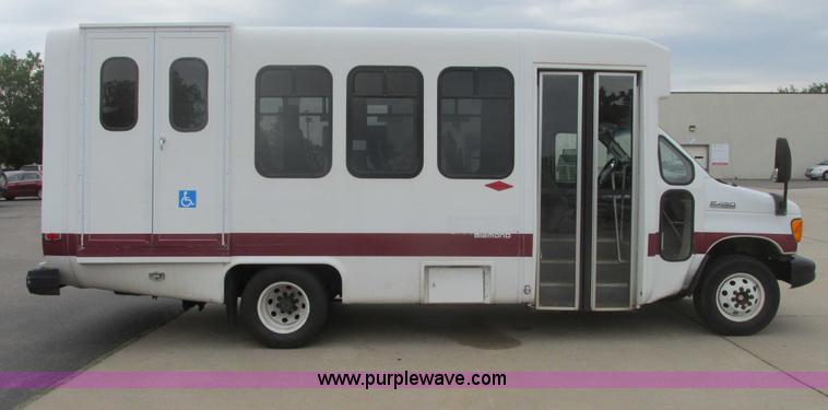 image for item I9649 2006 Ford 801 shuttle bus
