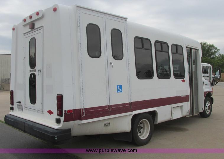 image for item I9649 2006 Ford 801 shuttle bus