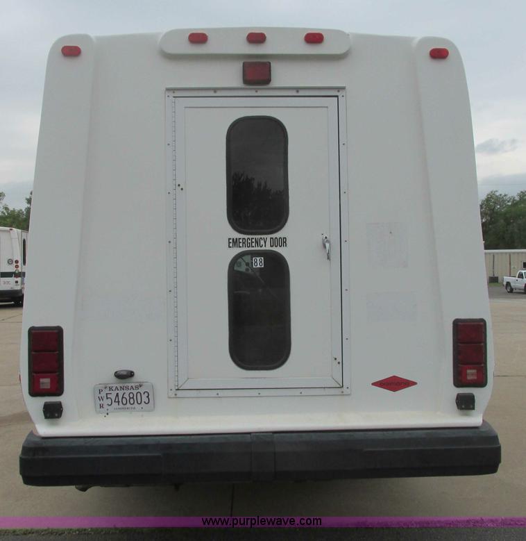 image for item I9649 2006 Ford 801 shuttle bus