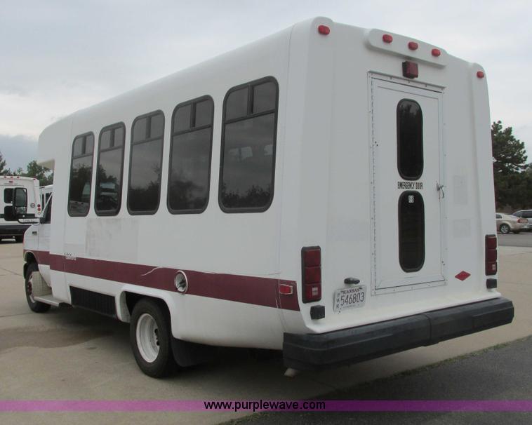 image for item I9649 2006 Ford 801 shuttle bus