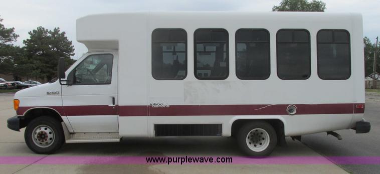 image for item I9649 2006 Ford 801 shuttle bus