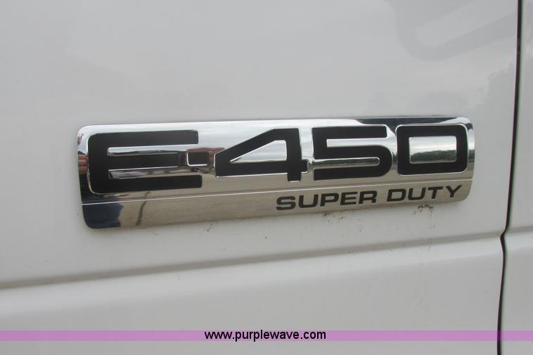 image for item I9649 2006 Ford 801 shuttle bus