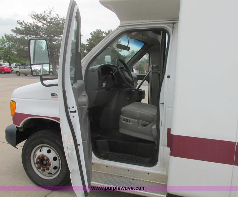 image for item I9649 2006 Ford 801 shuttle bus