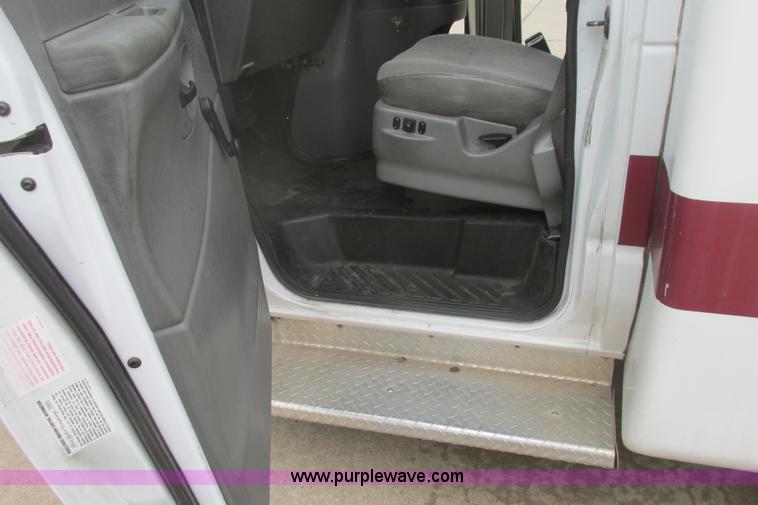 image for item I9649 2006 Ford 801 shuttle bus