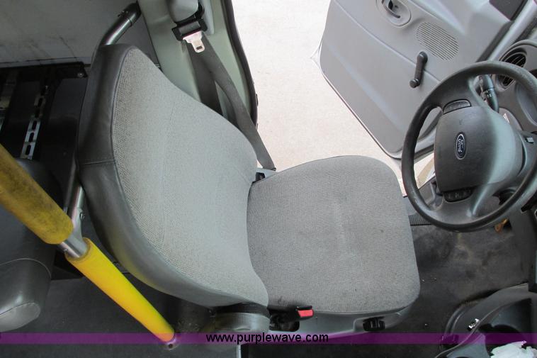 image for item I9649 2006 Ford 801 shuttle bus