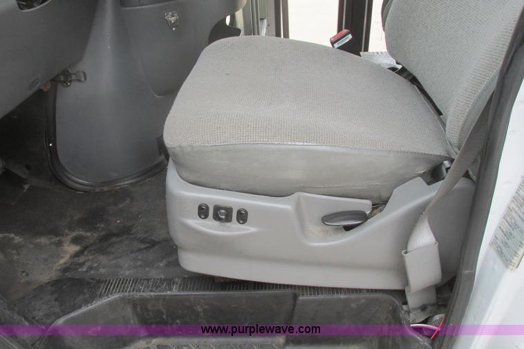 image for item I9649 2006 Ford 801 shuttle bus