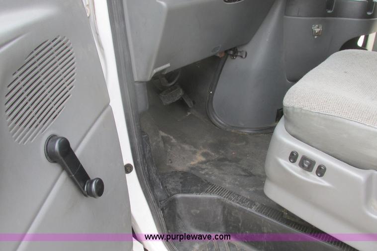 image for item I9649 2006 Ford 801 shuttle bus