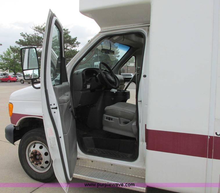 image for item I9649 2006 Ford 801 shuttle bus