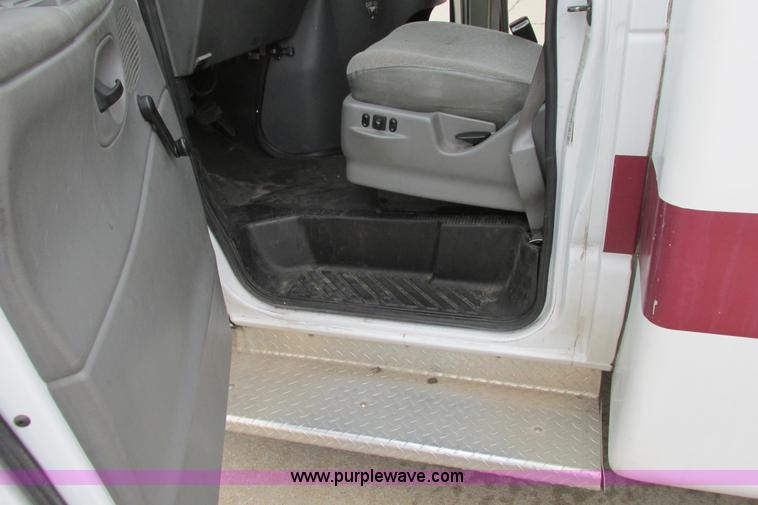 image for item I9649 2006 Ford 801 shuttle bus